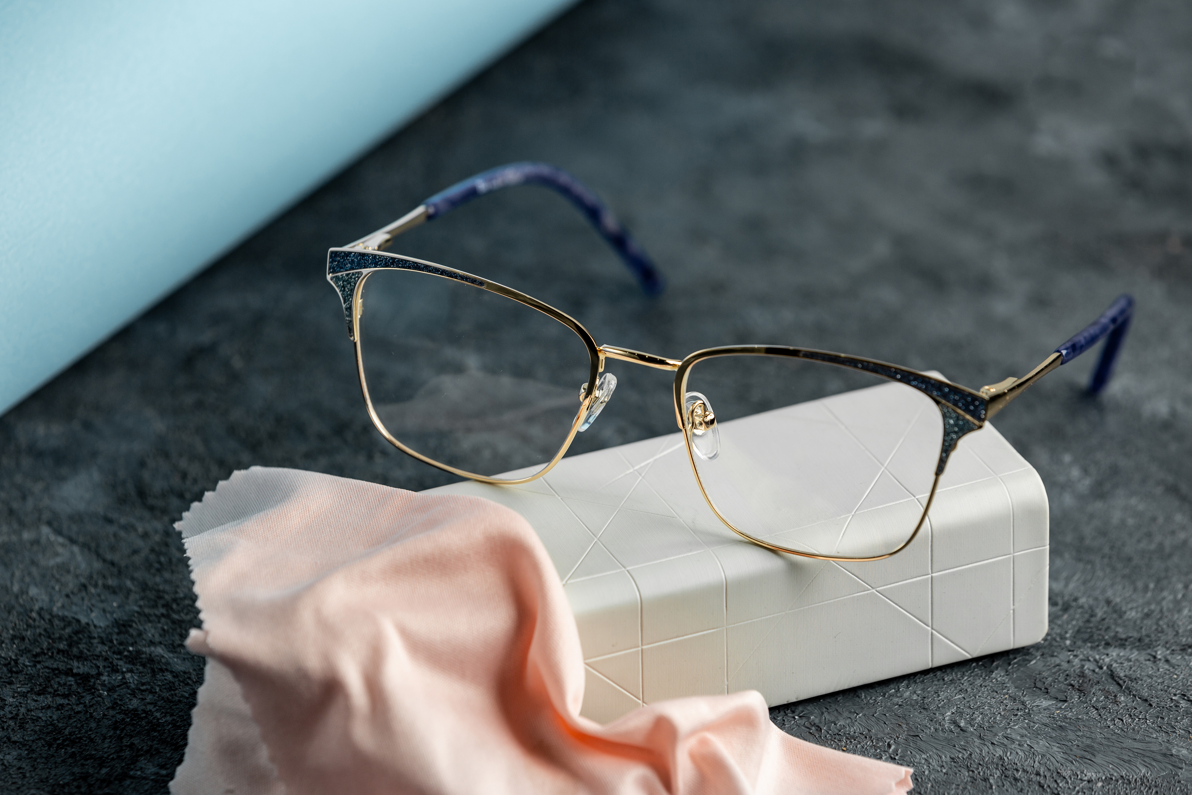 Jak dbać o okulary, by korzystać z nich przez długie lata?